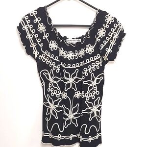 Beautiful Lauren Michelle top. Can be worn off shoulder.  Size S.